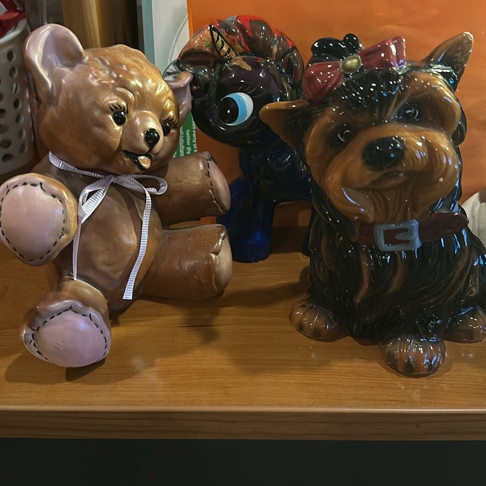 Beautiful lot of 5 ceramic figurines- excellent vintage condition